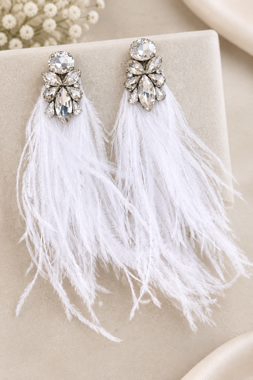 Boucles d'oreilles cristaux et plumes blanches