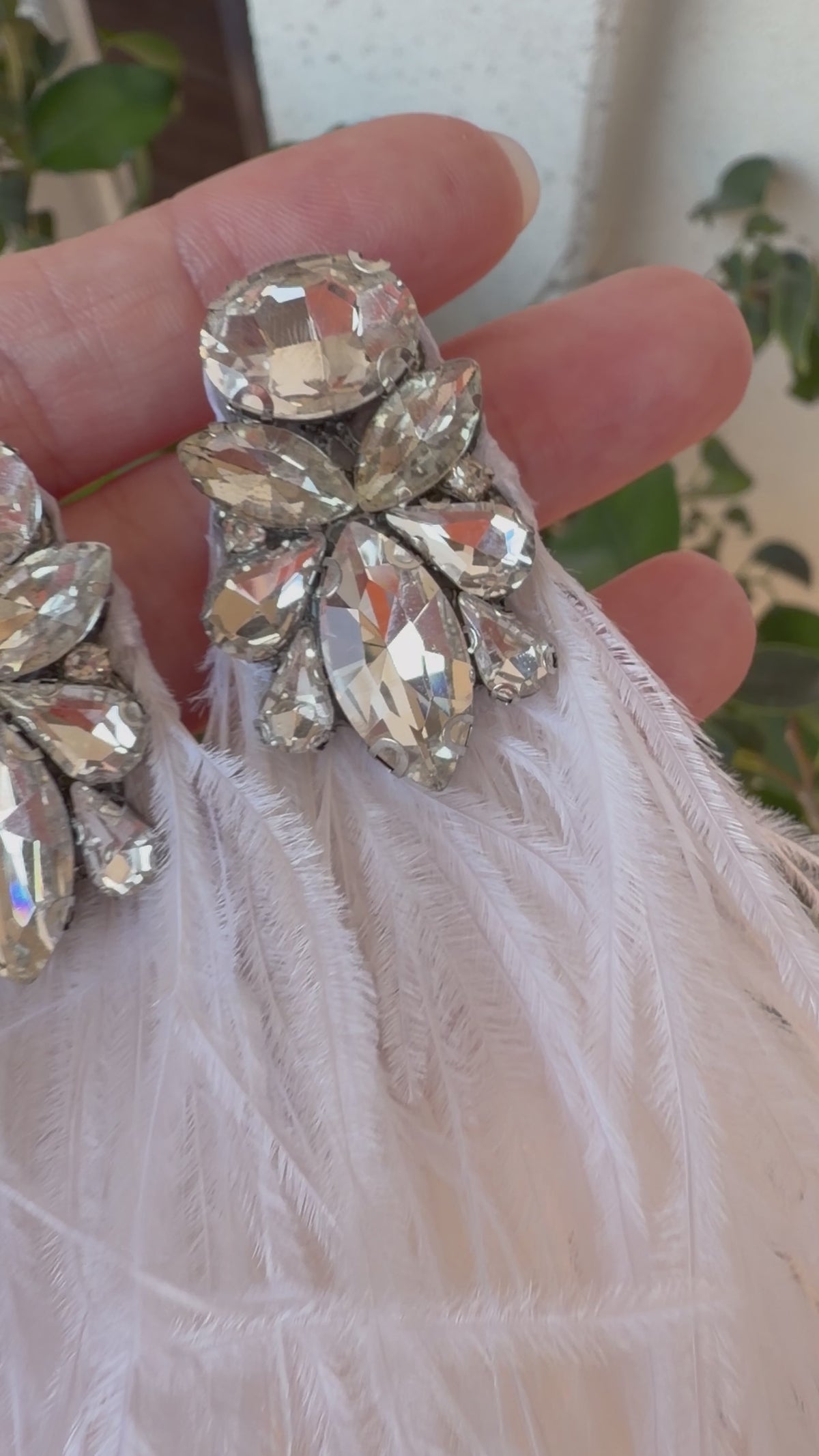 Boucles d'oreilles cristaux et plumes blanches
